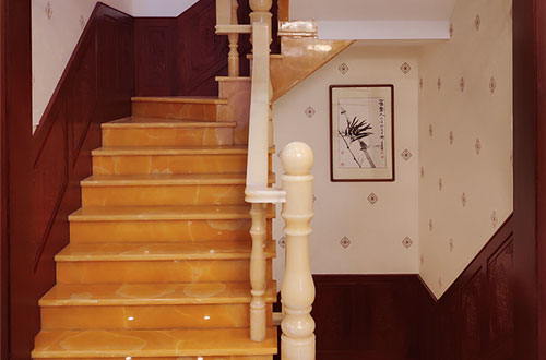 长安镇中式别墅室内汉白玉石楼梯的定制安装装饰效果