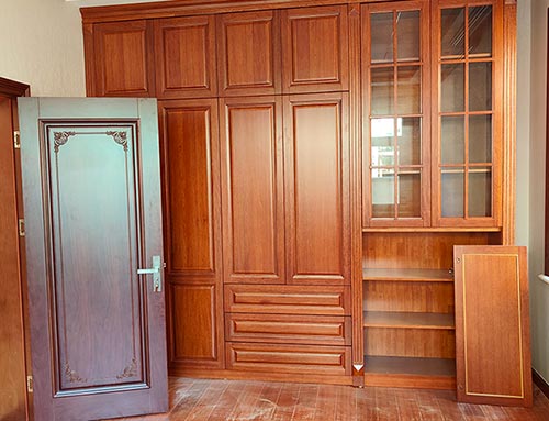 长安镇中式家庭装修里定制的实木衣柜效果图